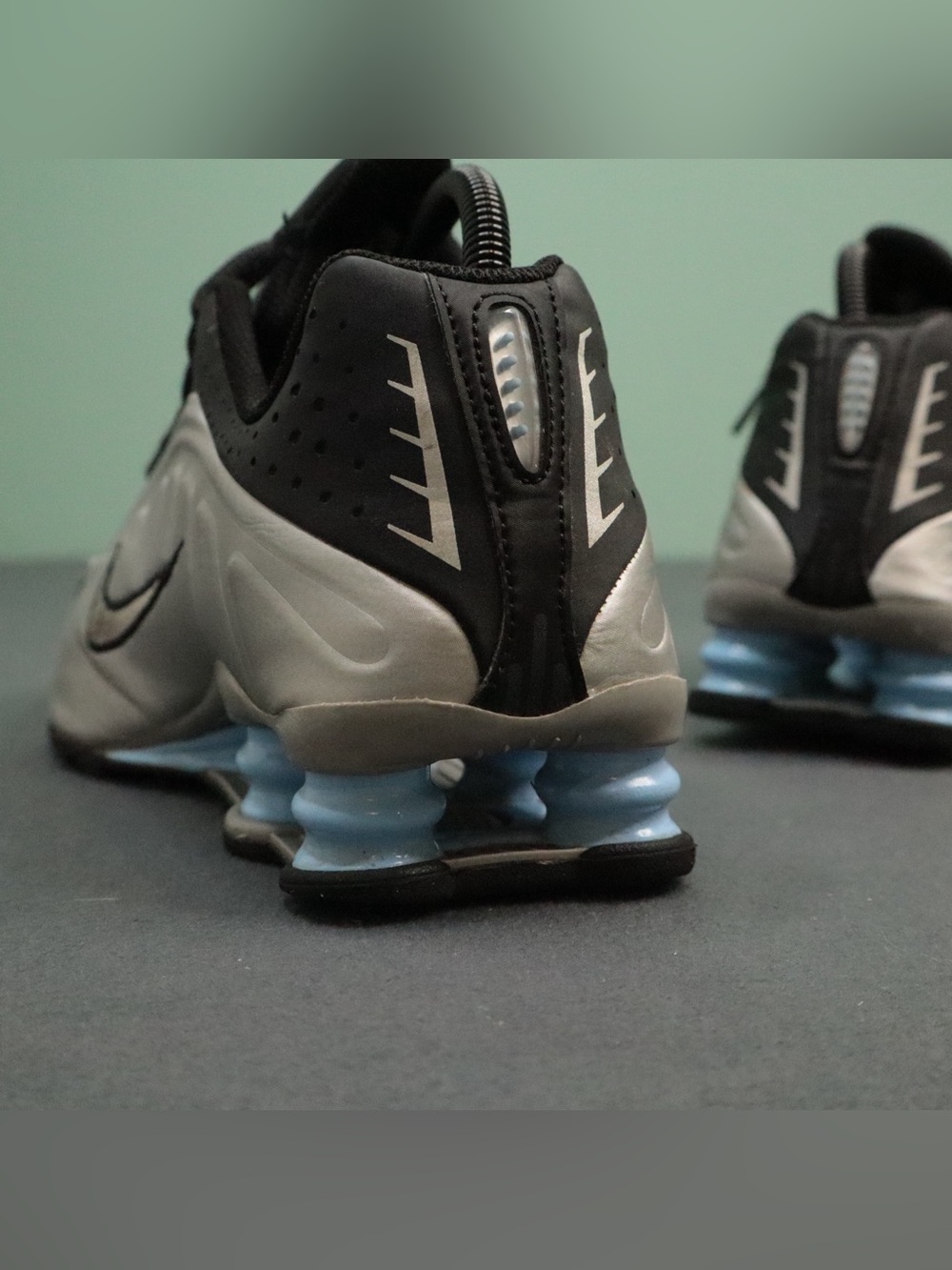 Nike Shox R4 Youth Size 7Y Womens 8.5 Metallic Silver Black Blue CW2626-004 - Picture 5 of 15